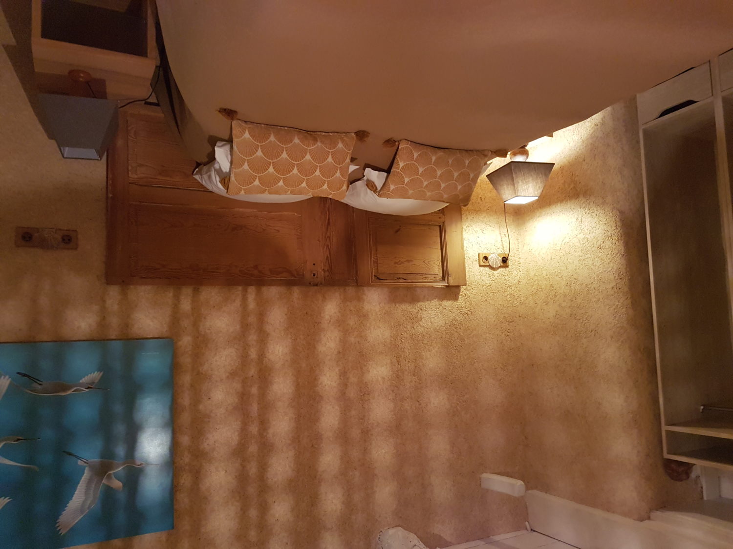 Kamer op gelijksvloers lostaand van het hoofdhuis met vele kustwerken waaronder een schilderij van natuurschilder Jeroen Verhoeff