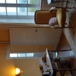 Coin salon avec fauteuils agréable et accès au balcon privé