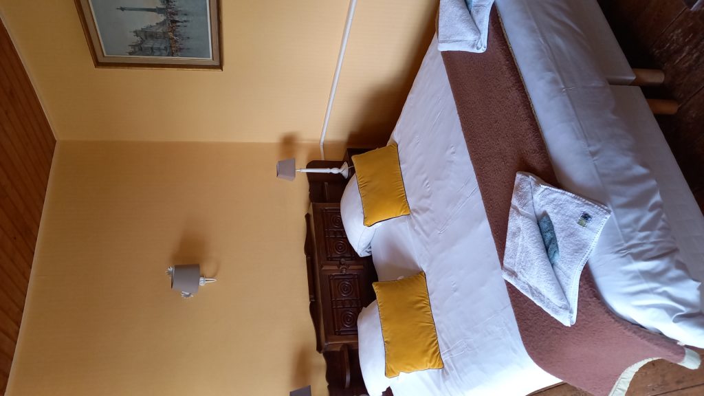 ilt double de la chambre d'hôtes Jaune avec literie de qualité